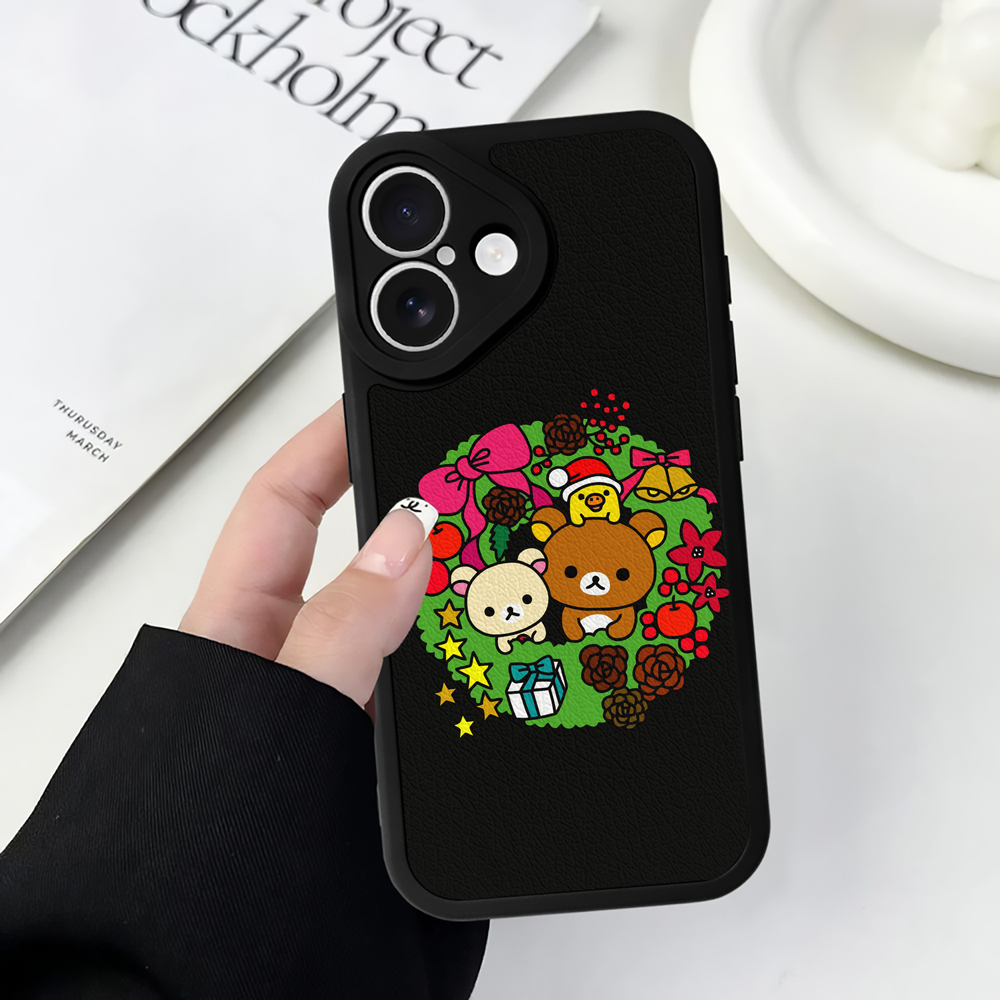 （画像用） リラックマ リラックマ キイロイトリ Rilakkuma Korilakkuma Kiiroitori 【iPhone 16シリーズ対応】シリコンスマホケース（レザー調） 材質：シリコン